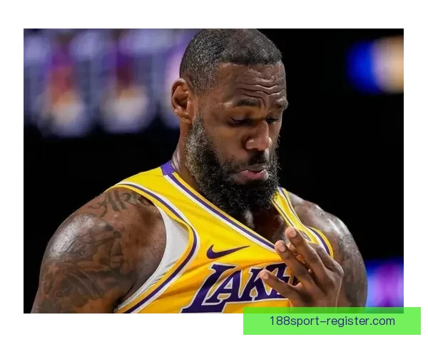 41岁勒布朗差1篮板三双遭多次争议判罚 湖媒怒批裁判判决荒谬