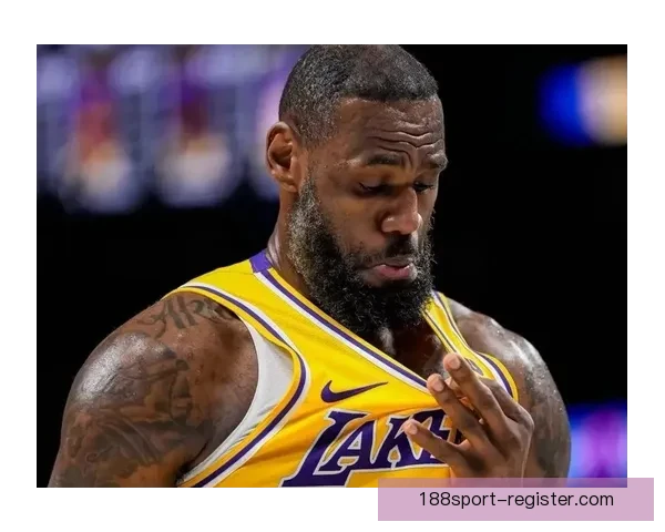 41岁勒布朗差1篮板三双遭多次争议判罚 湖媒怒批裁判判决荒谬